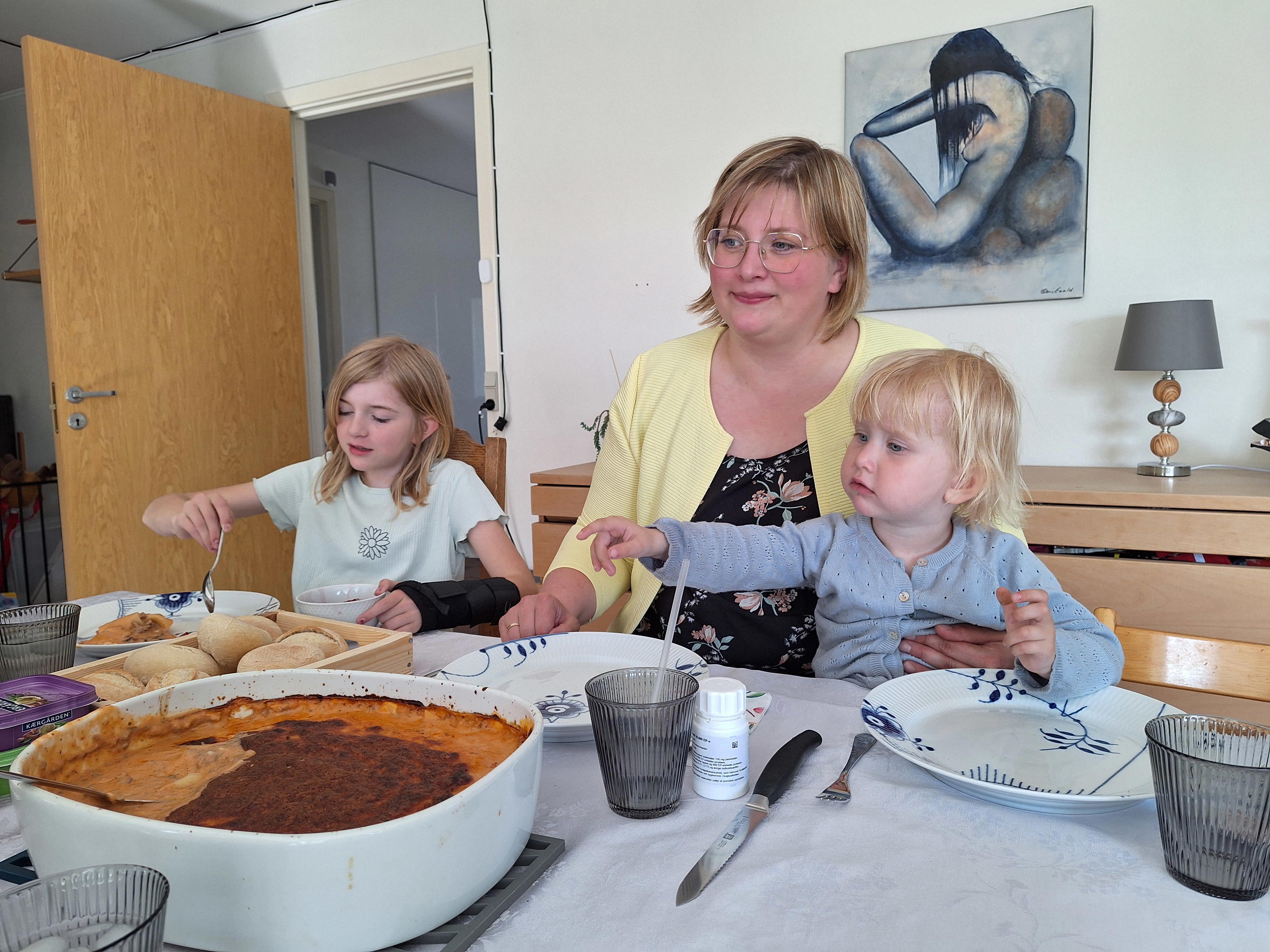 Tina og hendes to pige, Lilje og April