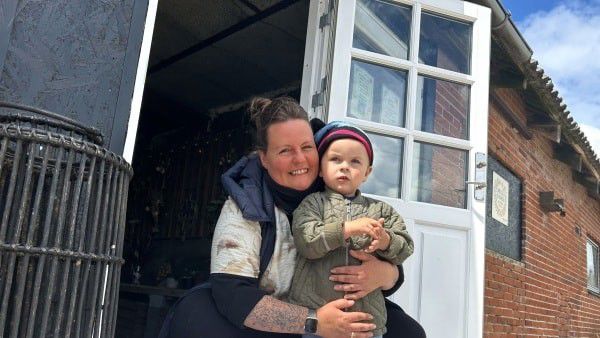 Cecilie Morville med sin datter Fiona, der har cystisk fibrose. Cecilie har lavet CF-støtteshoppen www.forcf.org.