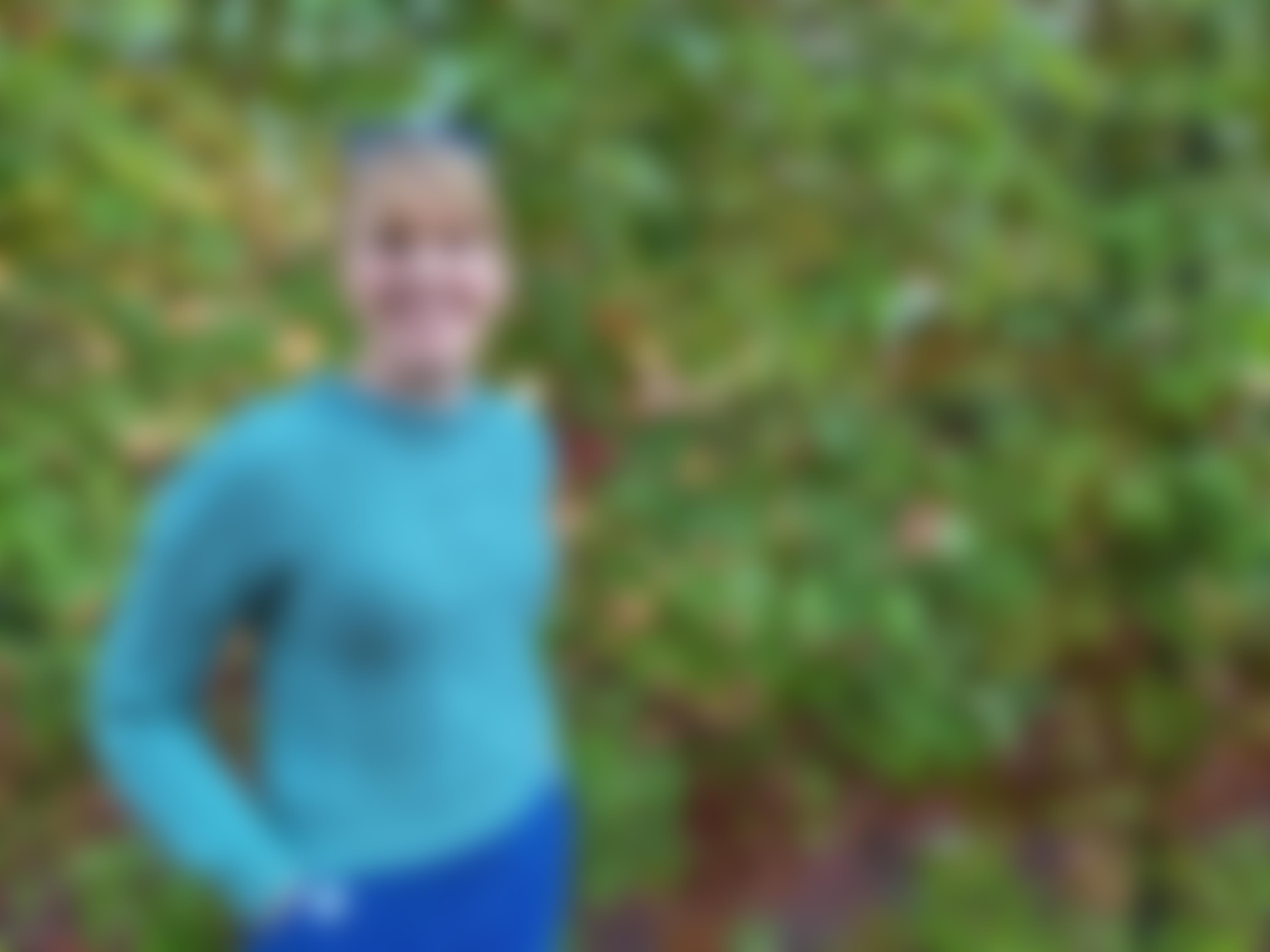 Mette Kolpen iført sweateren Livets kode, som hun selv har udviklet mønstret til og som hylder livet med cystisk fibrose