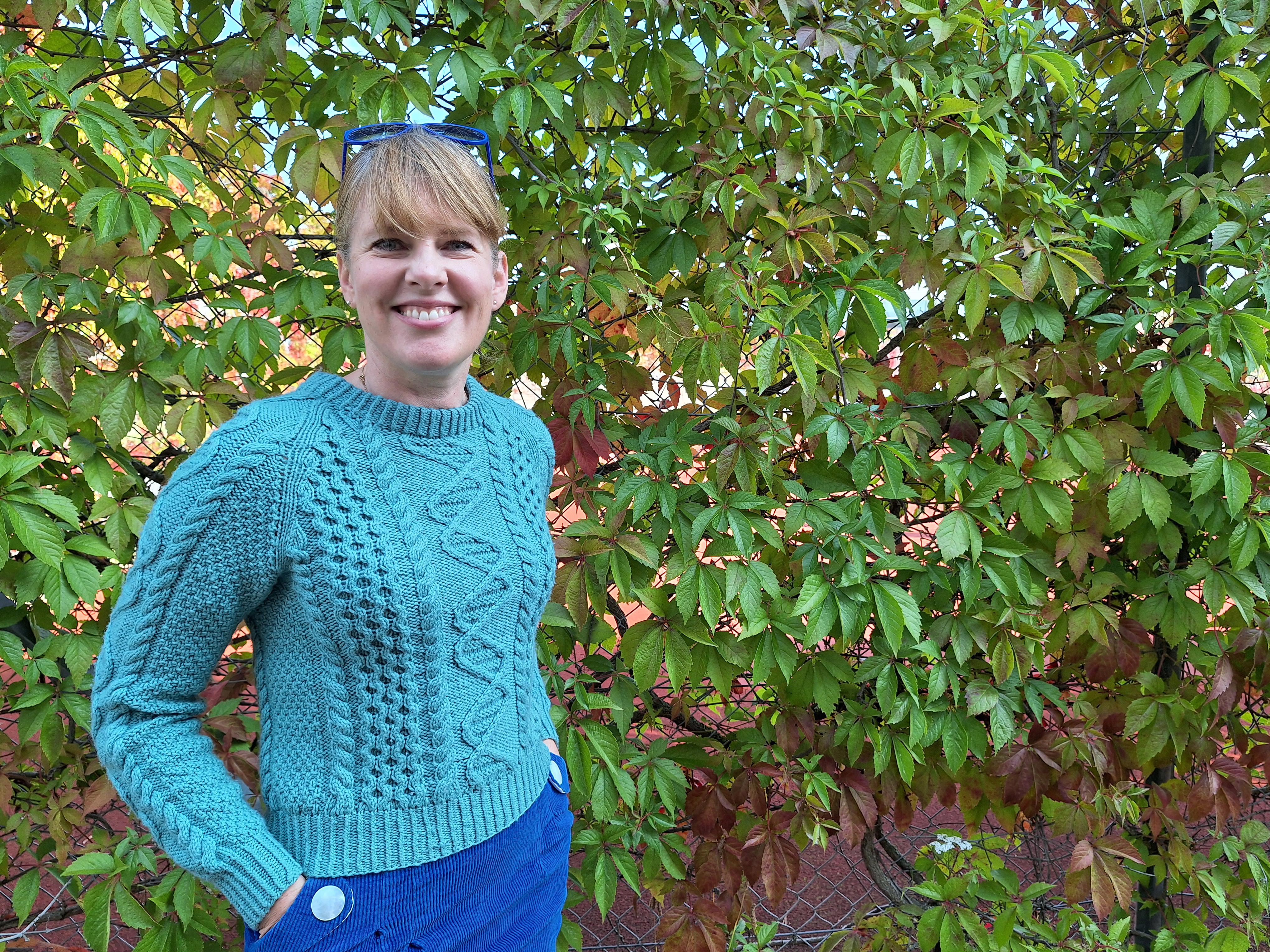 Mette Kolpen iført sweateren Livets kode, som hun selv har udviklet mønstret til og som hylder livet med cystisk fibrose