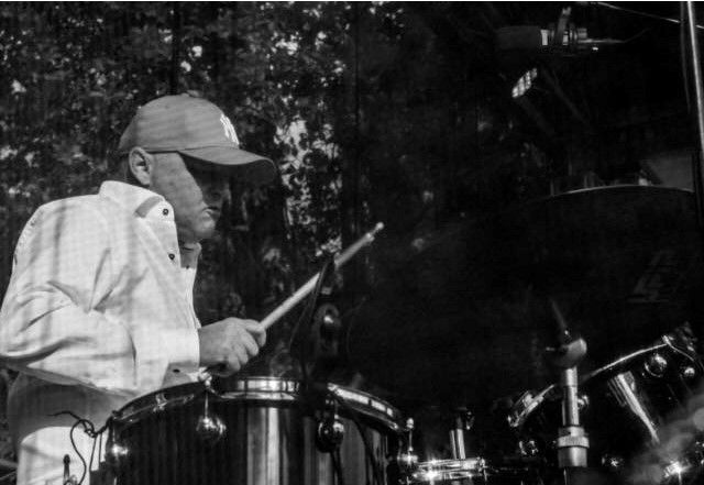 Peter Venø Jensen spiller trommer