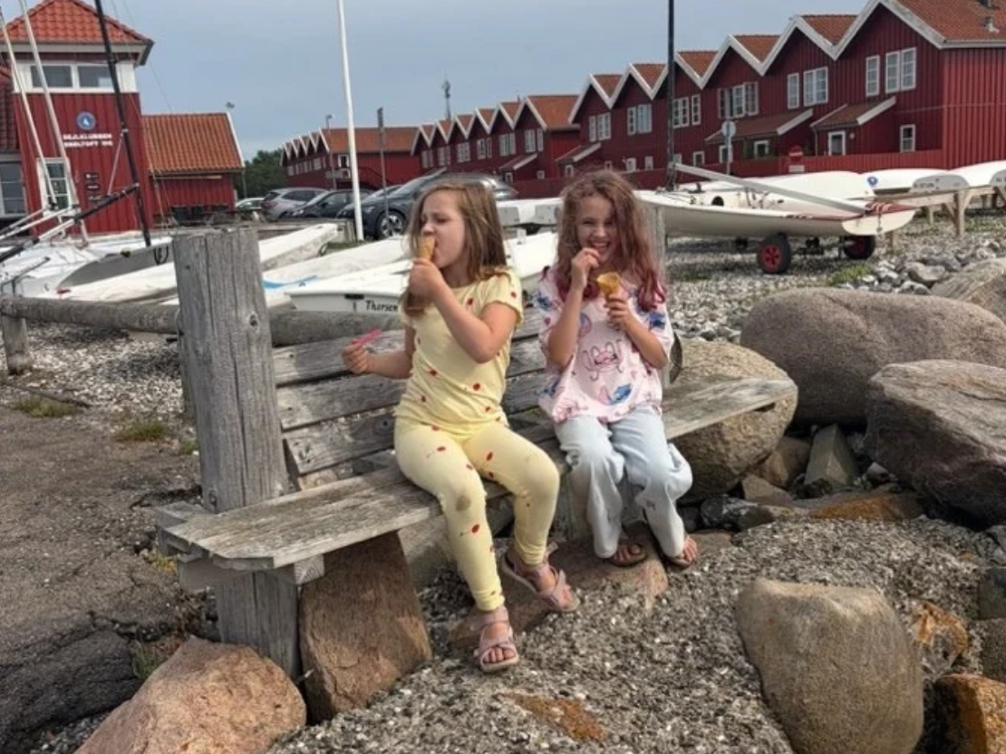 Isabella og hendes søster Camille hygger sig