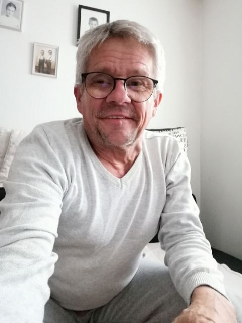 Selfie af Tage Lund i sofaen 