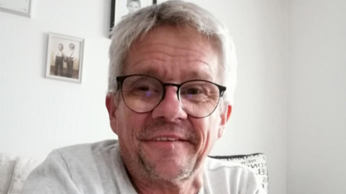 Selfie af Tage Lund i sofaen