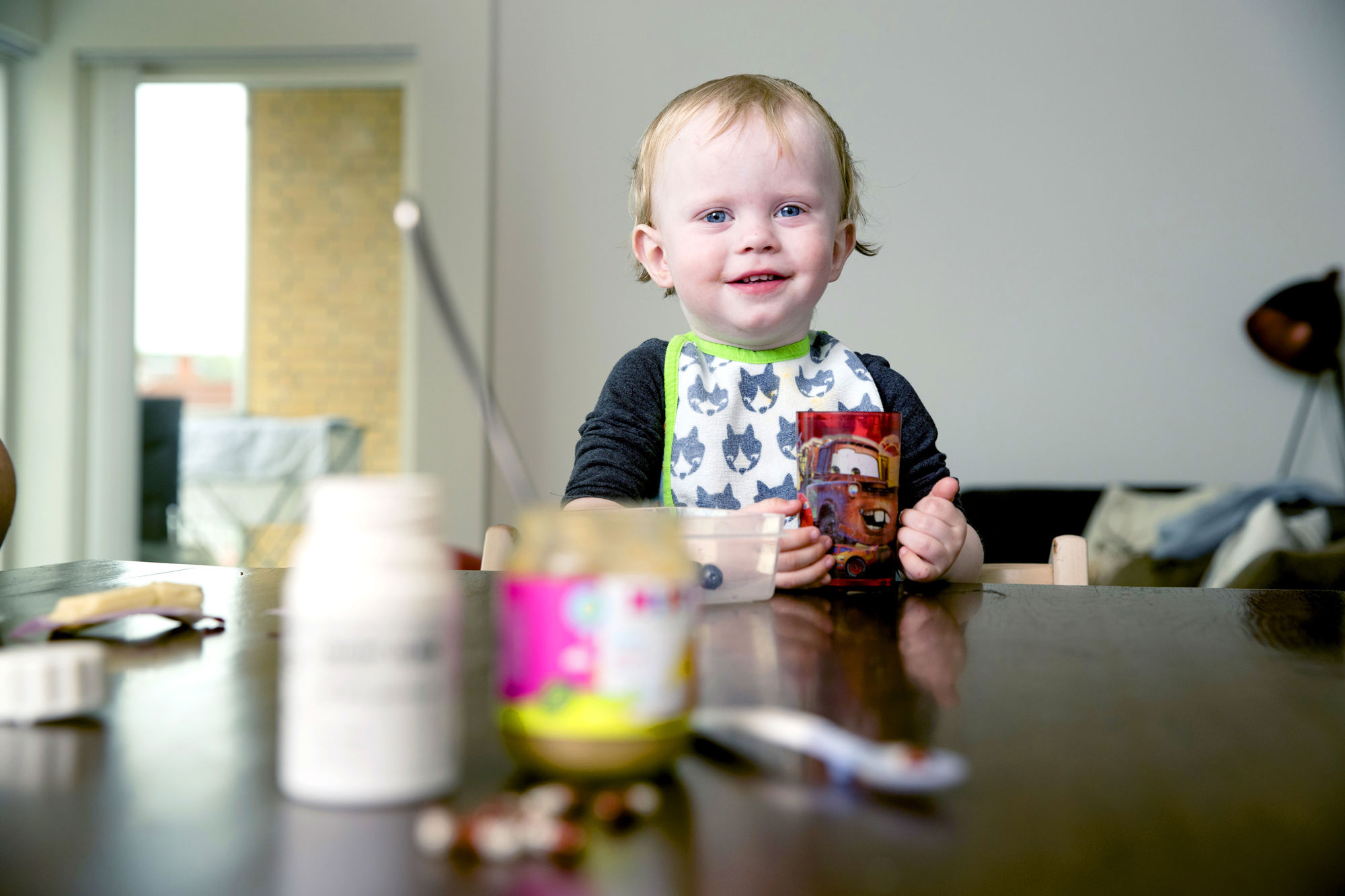 Kvinde som tager medicin