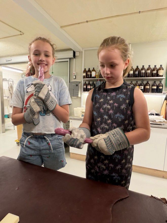 Isabella og hendes søster Camille