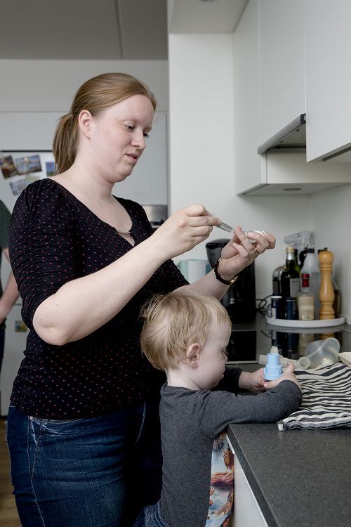 Mor der lader barn hjælpe med at ordne sit udstyr