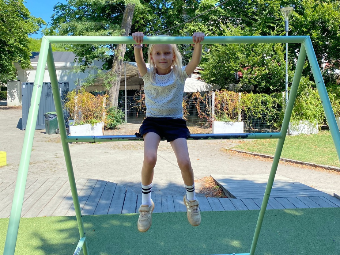 Sofia på en af Malmøs mange og dejlige legepladser