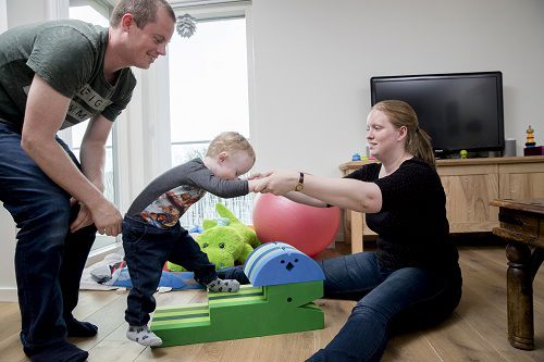 Motorisk leg med barn og begge forældre