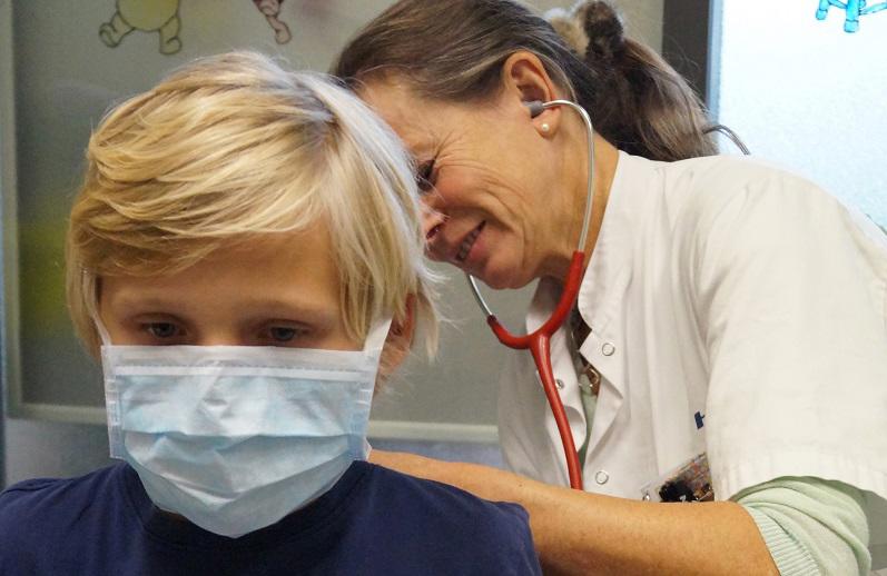 Læge som behandler en dreng